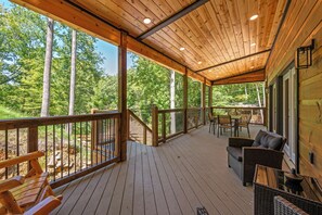 Terrace/patio - Ultimate Smoky Getaway: Hot Tub, Fun & Fresh Air in the Heart of the Smokies. (Sevierville)