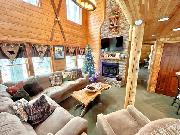 Smart TV, fireplace, stereo - 🐻 Bear’s Den @ HV Resort – Winter Season Rental across from slopes w/Hot Tub (Somerset)