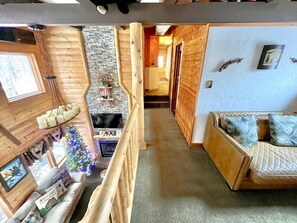 Téléviseur connecté, foyer, livres, chaîne audio