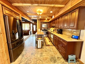 Microwave, oven, stovetop, dishwasher - 🐻 Bear’s Den @ HV Resort – Winter Season Rental across from slopes w/Hot Tub (Somerset)