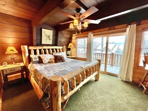 4 bedrooms, desk, iron/ironing board, free WiFi - 🐻 Bear’s Den @ HV Resort – Winter Season Rental across from slopes w/Hot Tub (Somerset)