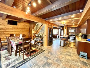 Dining - 🐻 Bear’s Den @ HV Resort – Winter Season Rental across from slopes w/Hot Tub (Somerset)