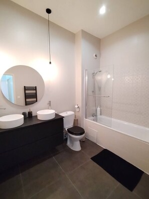 Shower, hair dryer, towels, soap - Le Bijou du Minage - Jardin/terrasse - Hypercentre LA Rochelle (La Rochelle)