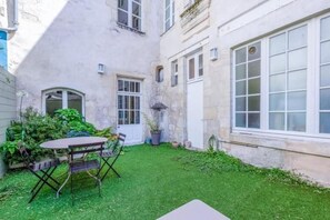 Outdoor dining - Le Bijou du Minage - Jardin/terrasse - Hypercentre LA Rochelle (La Rochelle)