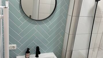 シャワー、ヘアドライヤー、タオル、石鹸