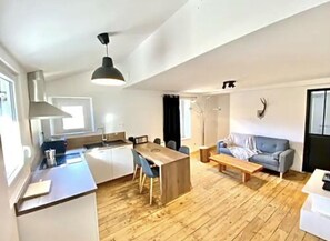 TV, books, stereo - Le Chalet - Appartement 5 Personnes Avec Parking (Savignac-les-Ormeaux)