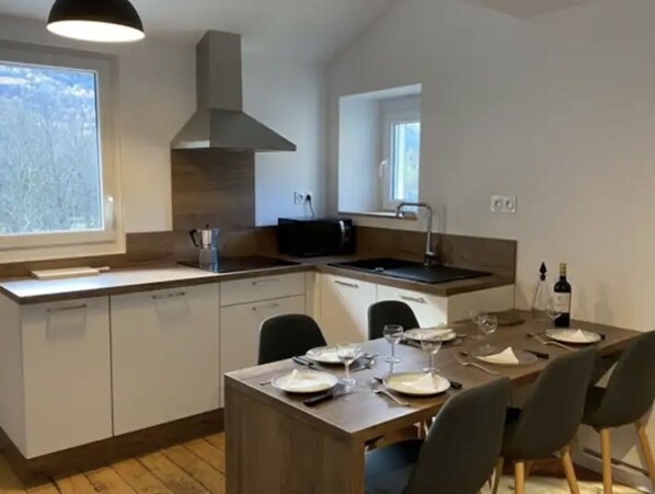 Fridge, microwave, stovetop, coffee/tea maker - Le Chalet - Appartement 5 Personnes Avec Parking (Savignac-les-Ormeaux)