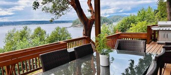 Charming 2 Bedroom Q Cove Cabin - Spectacular Ocean views & Pet Friendly!