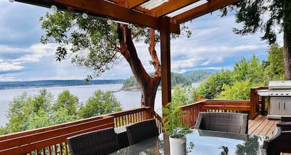 Charming 2 Bedroom Q Cove Cabin - Spectacular Ocean views & Pet Friendly!