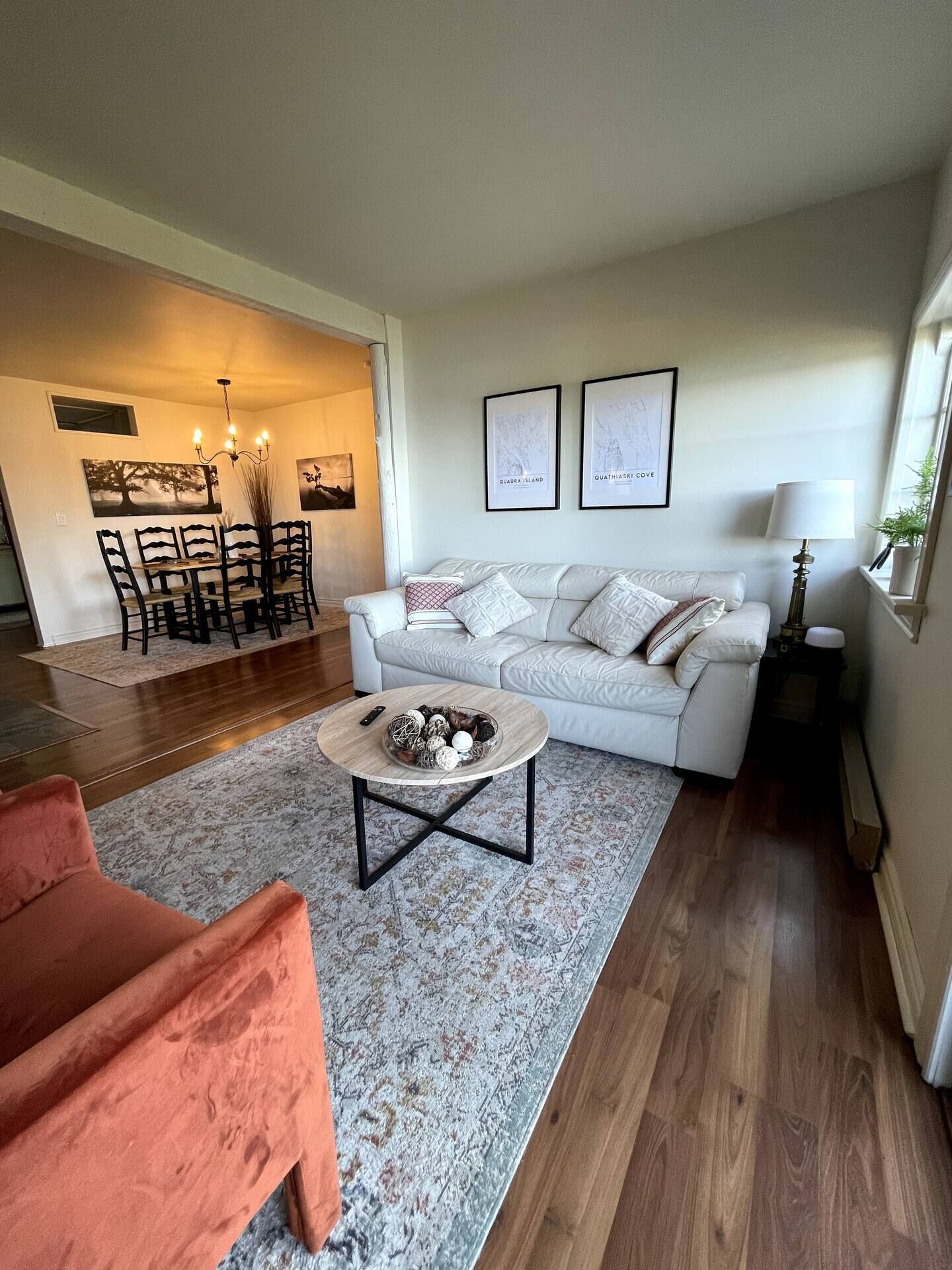 Smart TV, fireplace, books, stereo