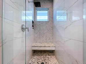 Dusche, Whirlpool, Haartrockner, Bidet