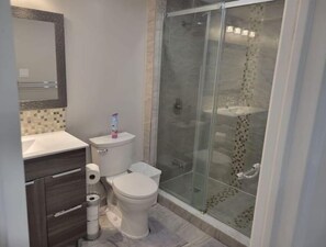 Articles de toilette écologiques, serviettes fournies, savon, shampoing