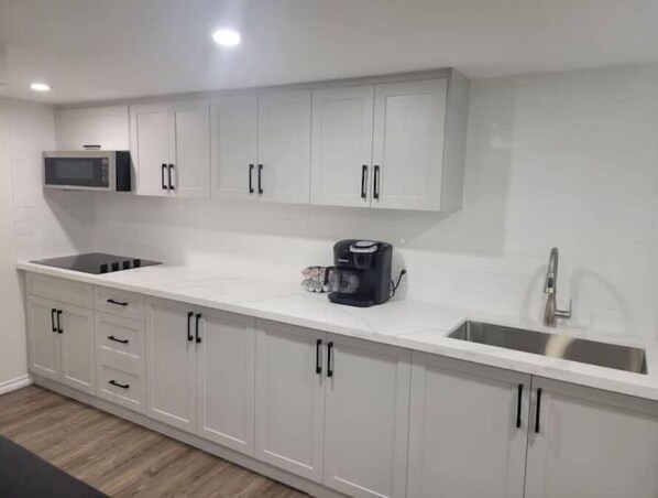 Geladeira, micro-ondas, fogão, cooktop