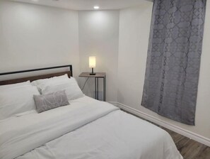 2 bedrooms, in-room safe, desk, iron/ironing board