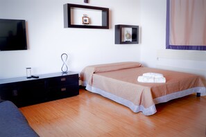 Suite – exclusive | Dundyner, memory foam-senger, minibar og individuelt dekorert