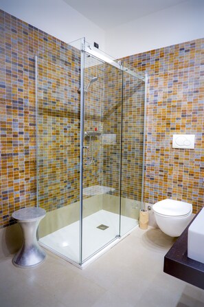 Exclusive Double or Twin Room, 1 Queen Bed, Ensuite | Bathroom | Shower, rainfall showerhead, eco-friendly toiletries, hair dryer