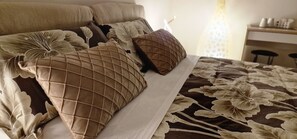Habitació doble o amb dos llits individuals exclusiva, 1 llit de matrimoni, amb bany privat | Cobrellits, matalassos d'escuma viscoelàstica i minibar 