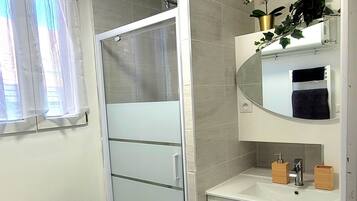 Sèche-cheveux, serviettes fournies, savon, papier toilette