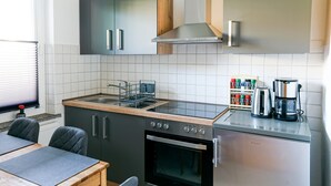 Kaffetrakter/tekoker, kjøleskap, ovn og kokeplater