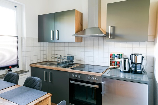 Fridge, oven, stovetop, coffee/tea maker