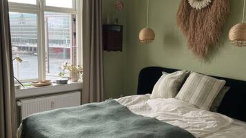 6 bedrooms, iron/ironing board, WiFi, bed sheets