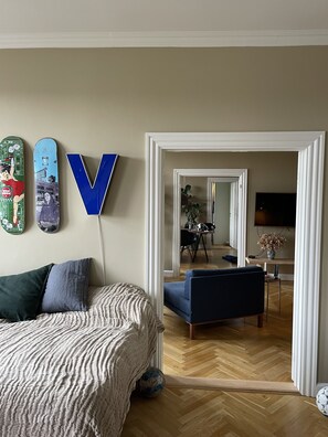 6 bedrooms, iron/ironing board, WiFi, bed sheets