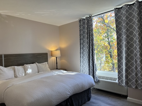 Minibar, bureau, espace de travail pour ordinateur portable. The Boston Hotel