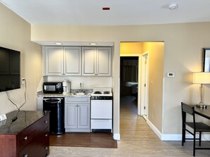 Estudio | Minibar, escritorio y espacio para trabajar con laptop 