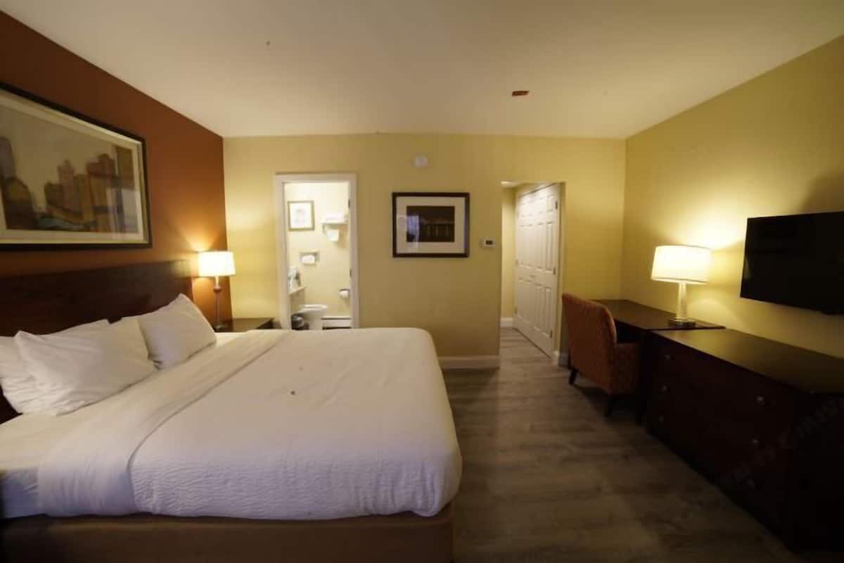 1 bedroom, minibar, desk, laptop workspace