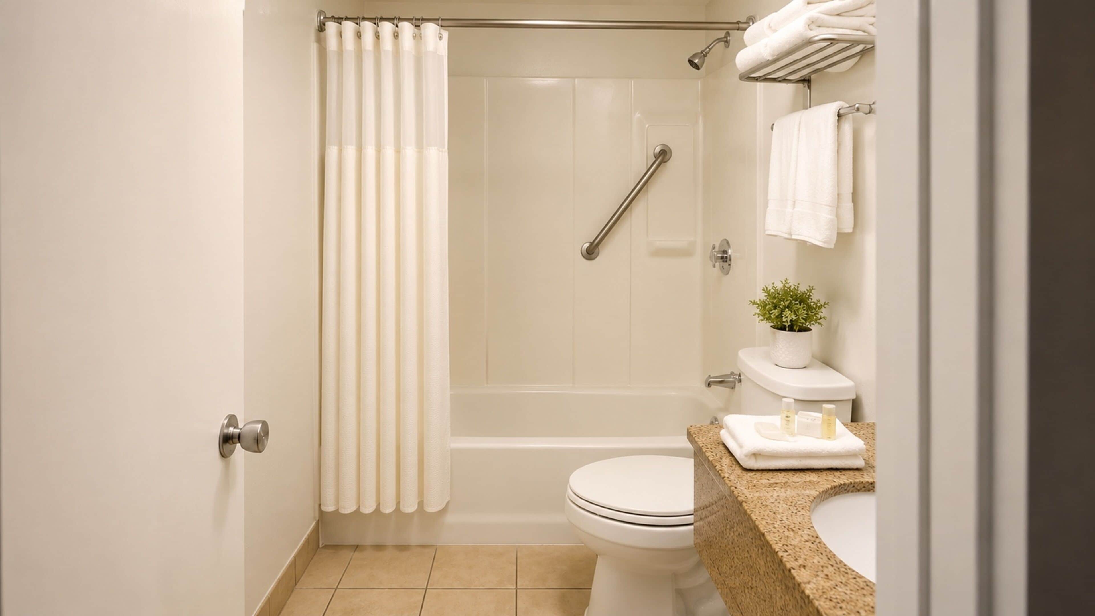Un baño con ducha, inodoro y lavamanos.
