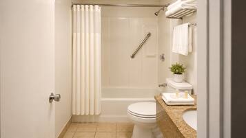 Un baño con ducha, inodoro y lavamanos.