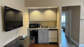 Leilighet – basic | Minibar, skrivebord, skrivebord for bærbar PC og strykejern/-brett