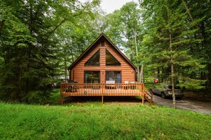 Exterior - Poconos Retreat: Hot Tub, Game Room, Lakes, BBQ, Fire Pit & Family Fun (Pocono Lake)