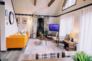 Smart-TV, Kamin, Videospiele, Tischfußball