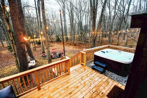 Poconos Retreat: Hot Tub, Game Room, Lakes, BBQ, Fire Pit & Family Fun