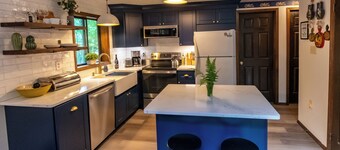 Poconos Retreat: Hot Tub, Game Room, Lakes, BBQ, Fire Pit & Family Fun