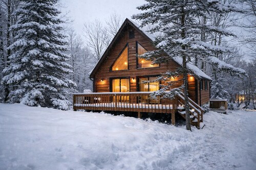 Poconos Retreat: Hot Tub, Game Room, Lakes, BBQ, Fire Pit & Family Fun