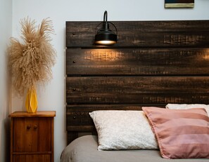 3 habitaciones, escritorio y tabla de planchar con plancha 