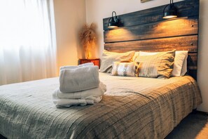 3 bedrooms, desk, iron/ironing board, travel cot