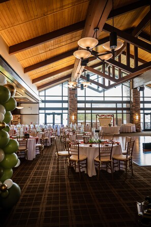 Banquet hall - Poconos Retreat: Hot Tub, Game Room, Lakes, BBQ, Fire Pit & Family Fun (Pocono Lake)