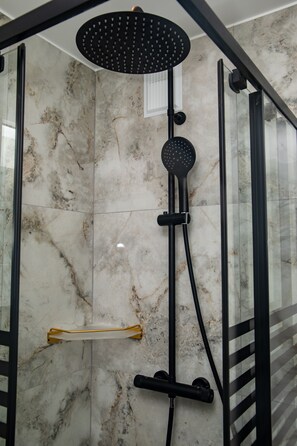 Amenidades de baño ecológicas, secadora de cabello, toallas, jabón 