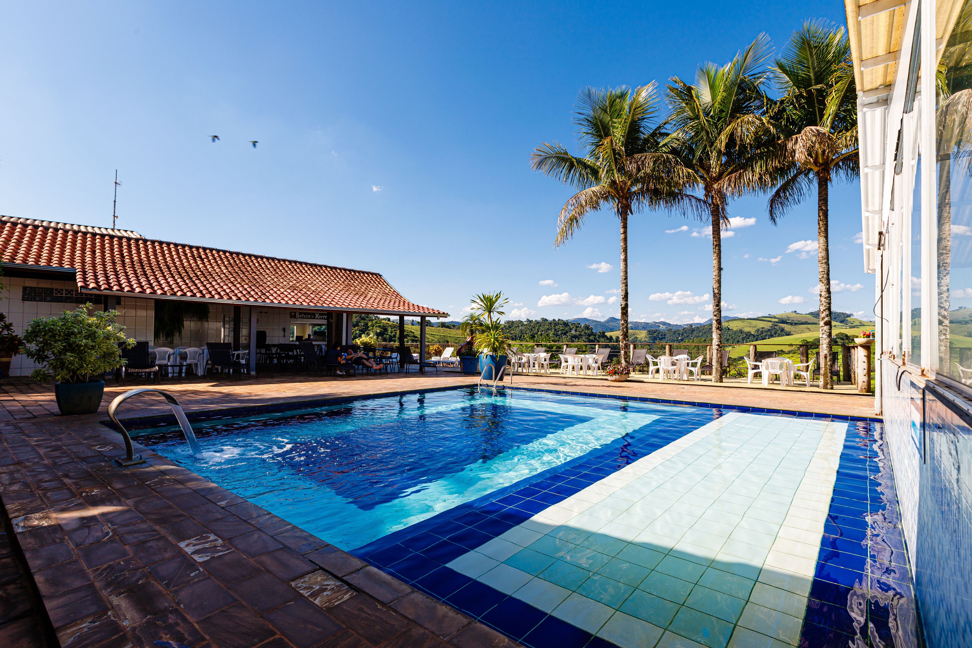 Piscina interna, piscina externa, funciona das 9h às 21h, guarda-sóis
