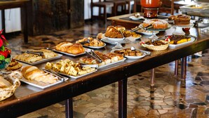 Une table de buffet garnie de divers plats et agrémentée d’un vase décoratif.
