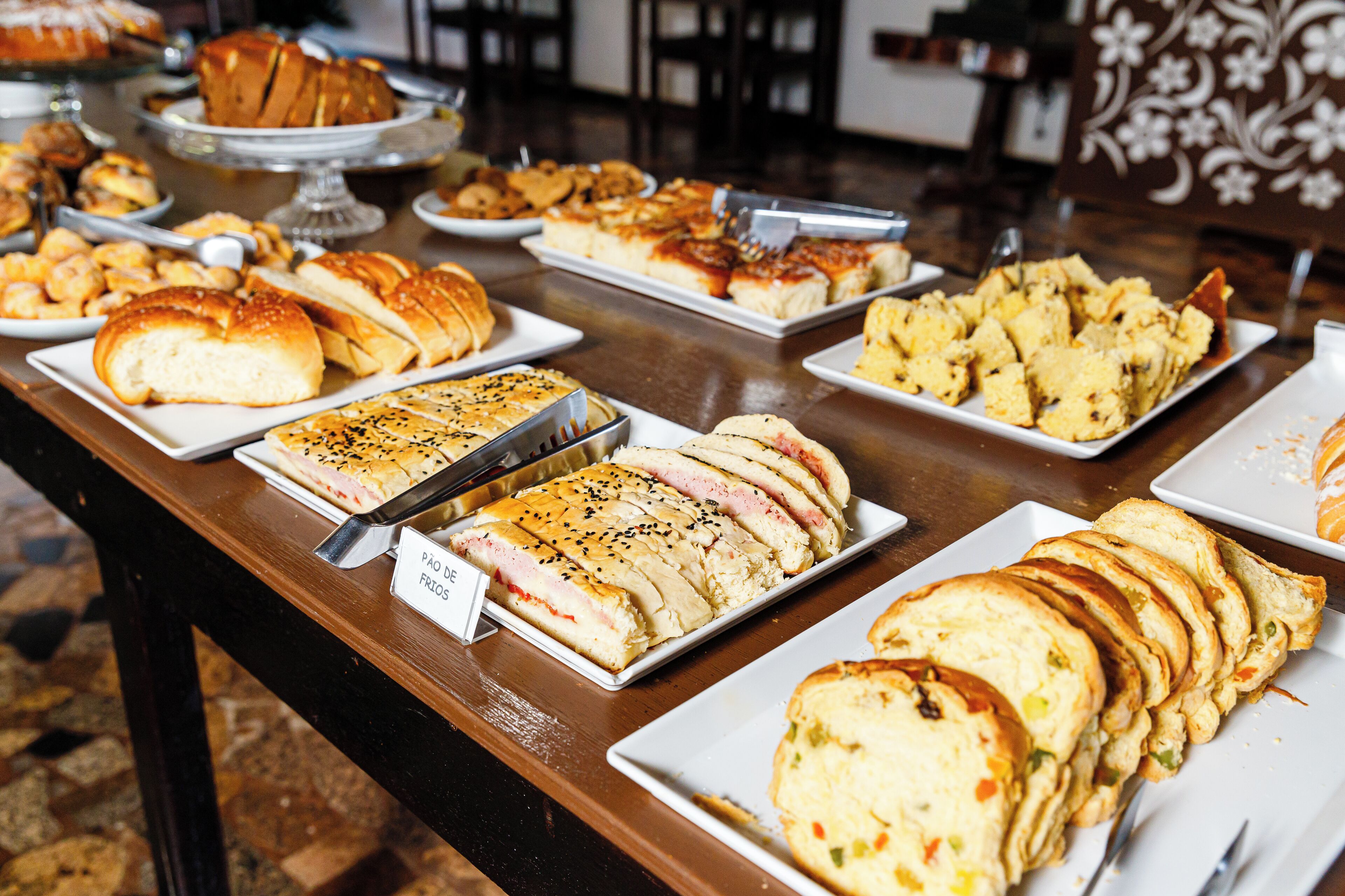 Ein reichhaltiges Buffet mit verschiedenen Brotsorten und Gebäck.
