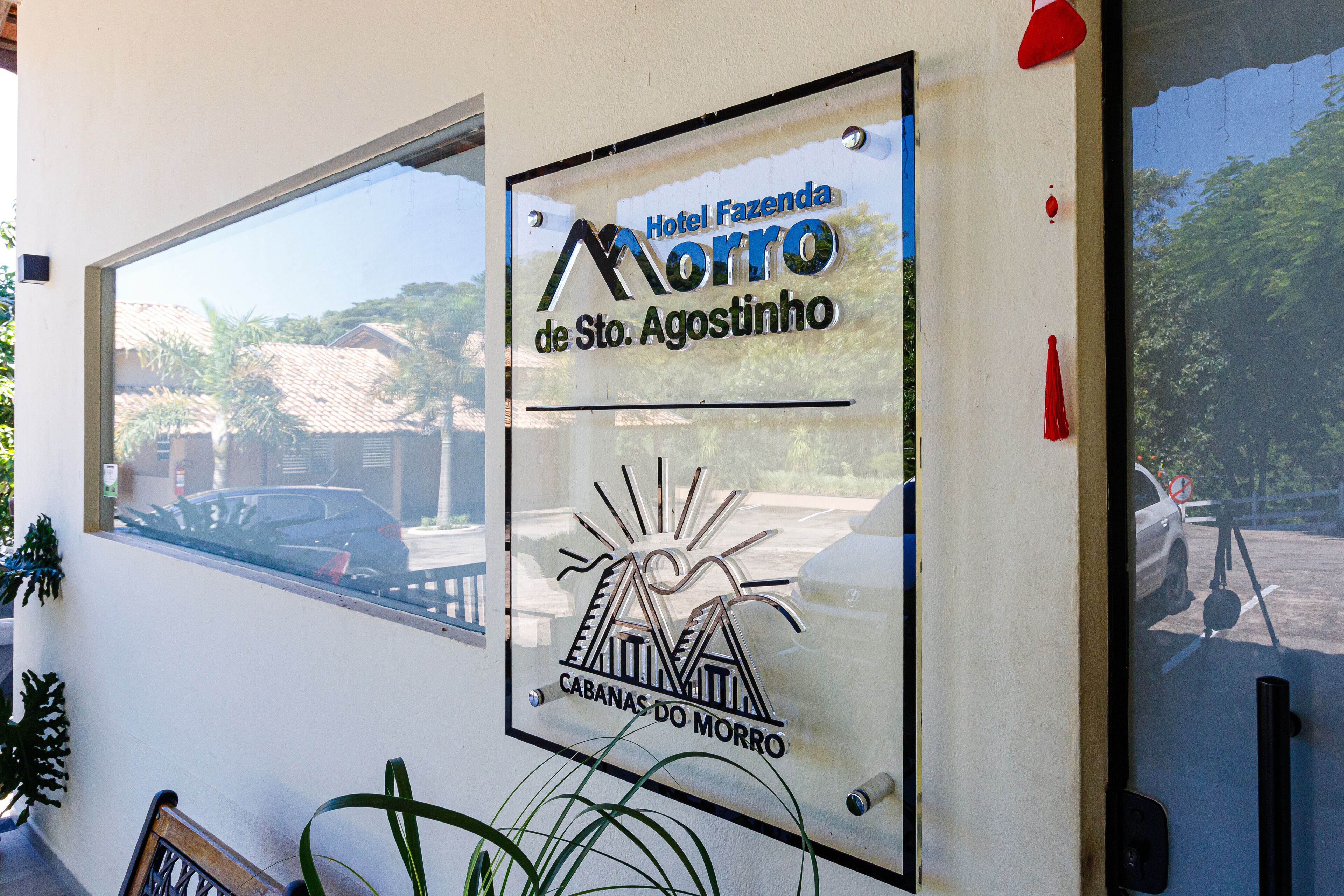 Une enseigne d’hôtel portant le nom « Hotel Fazenda Morro de São Agostinho ».