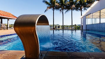 Inomhuspool, utomhuspool och parasoller