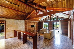 Chalé família | Área de estar | TV