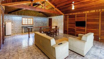 Chalé família | Área de estar | TV