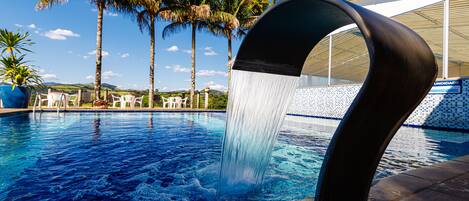 室内游泳池,室外游泳池,09:00 至 21:00 开放,池畔遮阳伞