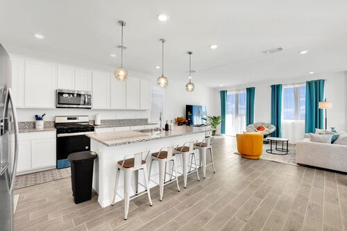 Brand New 5BR/3BA Spacious 3-Story Home 16 Sleep 1st & 3rd Fl Dual MasterBedroom